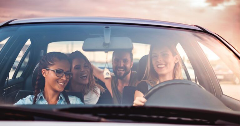 BlaBlaCar Uruguay: cuatro pasajeros disfrutan un viaje compartido en auto al atardecer, ilustrando el carpooling que llega al país el 26 de mayo de 2026